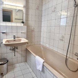 Gemütliches Badezimmer in Hillside One - Knusperhaus, ideal für Erholung nach Ski in Warth am Arlberg. Buchen auf stayFritz.com.