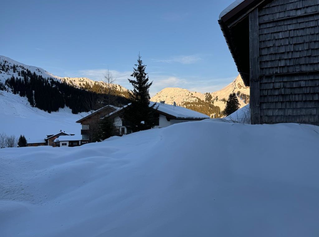 Gemütliche Ferienwohnung in Warth am Arlberg, perfekt für Wintersport und Erholung, umgeben von malerischen Schneelandschaften.