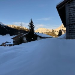 Gemütliche Ferienwohnung in Warth am Arlberg, perfekt für Wintersport und Erholung, umgeben von malerischen Schneelandschaften.