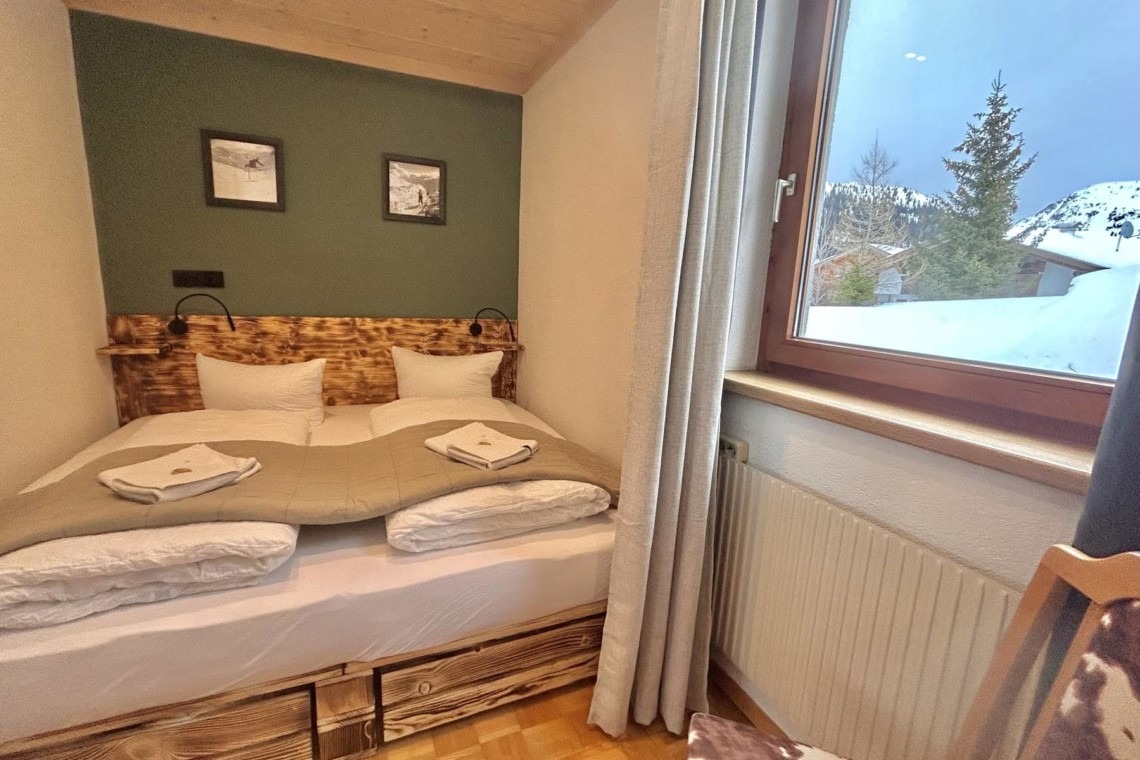 Gemütliches Schlafzimmer im "Hillside One - Knusperhaus", Warth am Arlberg, ideal für den Urlaub in den Bergen.