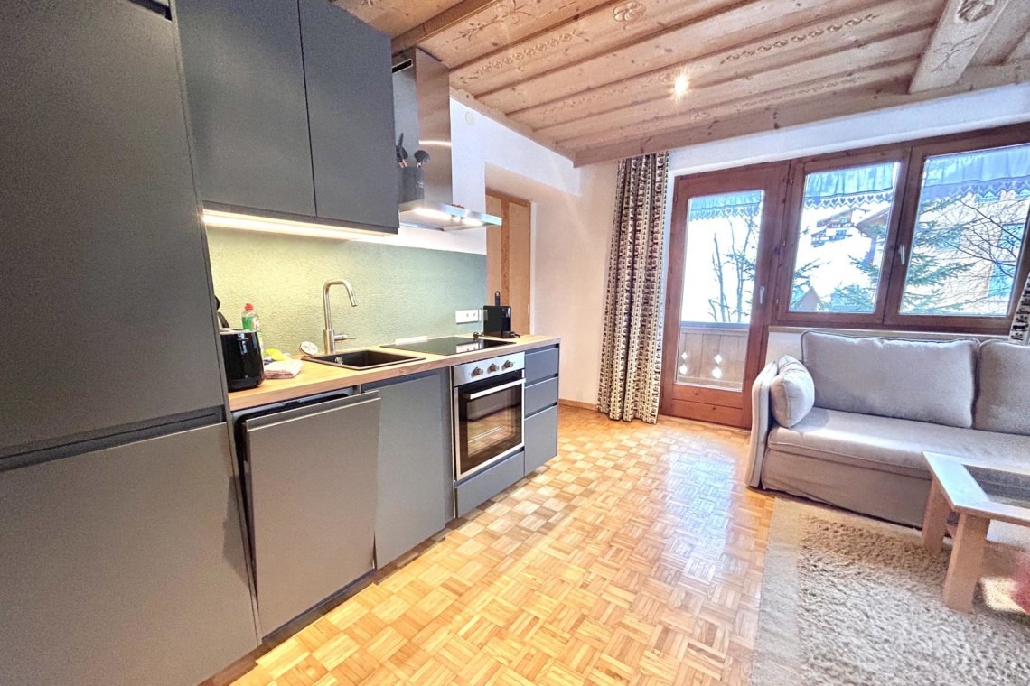 Gemütliche Ferienwohnung in Warth am Arlberg mit moderner Küche und behaglichem Wohnbereich. Ideal für erlebnisreichen Urlaub.