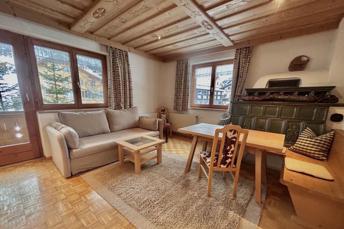 Gemütliches Wohnzimmer in Hillside One - Ferienwohnung in Warth am Arlberg, ideal für Bergurlaub.