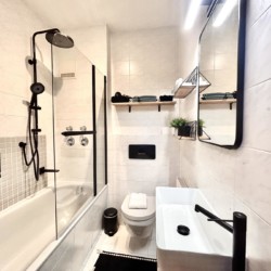 Gemütliches, modernes Badezimmer in Ferienwohnung, Bad Wiessee am See – ideal für Erholung.