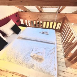 Gemütliche Dachgeschoss-Ferienwohnung in Bad Wiessee mit Komfortbett und modernem Interieur.