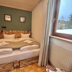 Gemütliches Schlafzimmer im Knusperhaus, Warth am Arlberg – ideal für Bergurlaube.