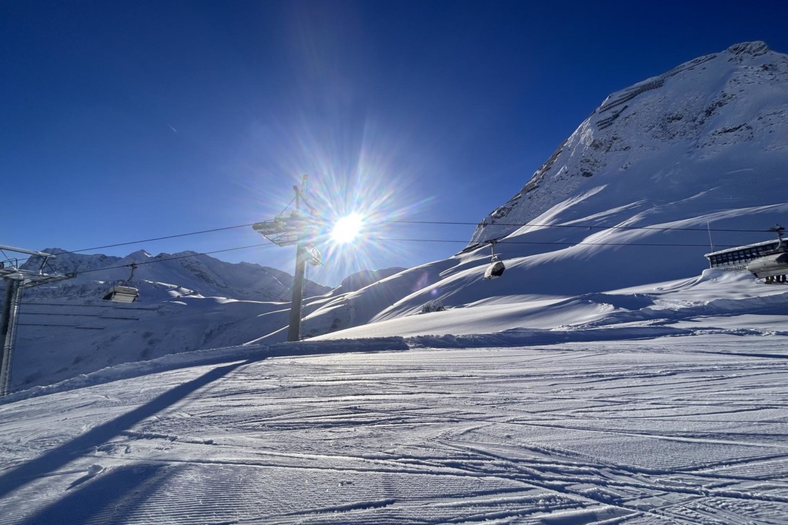 Sonniger Wintertag in Warth am Arlberg, perfekt für Skifahren und Erholung. Ideal für Urlaub im Schnee.