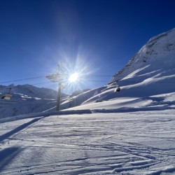 Sonniger Wintertag in Warth am Arlberg, perfekt für Skifahren und Erholung. Ideal für Urlaub im Schnee.