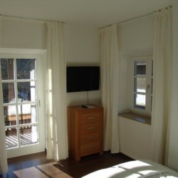 Helle, gemütliche Ferienwohnung mit TV & Balkonzugang, ideal für Erholungssuchende.