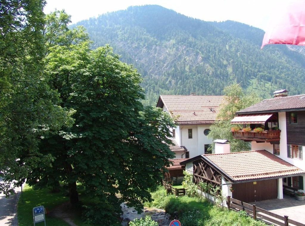 Idyllische Ferienwohnung "Miesing" mit Bergblick und grünem Ambiente für erholsamen Urlaub. Buchen Sie jetzt bei stayFritz! #Ferienunterkunft