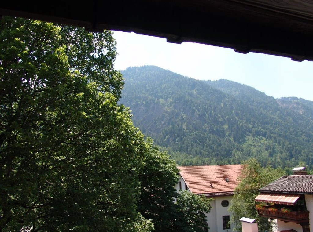 Idyllischer Blick von Ferienwohnung "Miesing" auf Berge und Natur, ideal für Entspannung und Wanderungen. Buchen Sie Ihr Naturerlebnis.