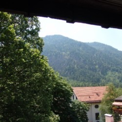 Idyllischer Blick von Ferienwohnung "Miesing" auf Berge und Natur, ideal für Entspannung und Wanderungen. Buchen Sie Ihr Naturerlebnis.