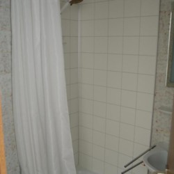 Geräumiges, helles Bad mit Dusche und Vorhang in der Ferienwohnung Königslinde "Miesing".