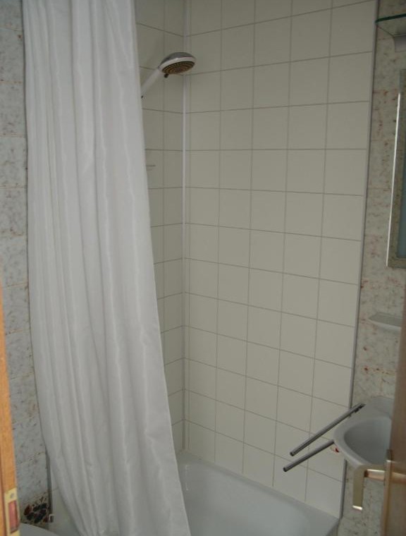 Geräumiges, helles Bad mit Dusche und Vorhang in der Ferienwohnung Königslinde "Miesing".