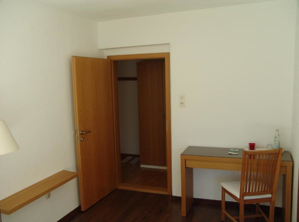 Gemütliches Zimmer in Ferienwohnung "Die Königslinde Miesing" mit Schreibtisch und hellem Interieur. Ideal für Urlaubserholung.