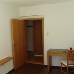 Gemütliches Zimmer in Ferienwohnung "Die Königslinde Miesing" mit Schreibtisch und hellem Interieur. Ideal für Urlaubserholung.