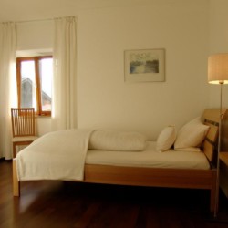 Gemütliche Ferienwohnung "Miesing" mit hellem Zimmer, komfortablem Bett & charmanten Holzmöbeln. Ideal für Ihren Erholungsurlaub.