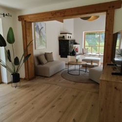 Gemütliches Ferienhaus-Interieur mit Holzdekor und moderner Einrichtung in idyllischer Lage. Ideal für Erholung.