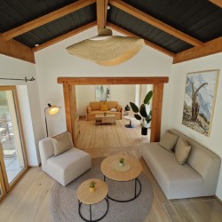 Helles, stilvolles Ferienhaus am Schliersee mit modernem Design, Holzakzenten und gemütlicher Einrichtung, ideal für einen entspannten Urlaub.