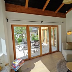 Gemütliche Ferienwohnung mit Holzbalken, Terrasse und elegantem Interieur nahe Schliersee. Ideal für Erholungssuchende.