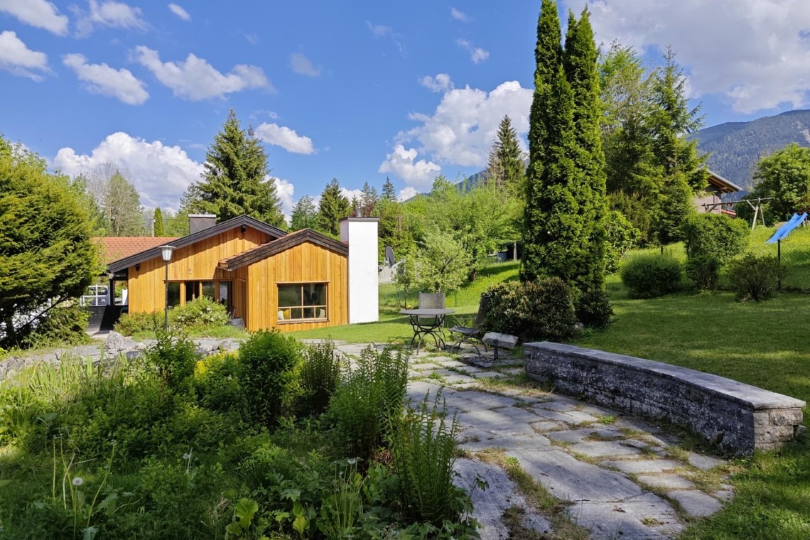Gemütliches Ferienhaus am Schliersee mit grünem Garten und Bergblick – ideal für Natururlaub.