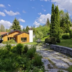 Gemütliches Ferienhaus am Schliersee mit grünem Garten und Bergblick – ideal für Natururlaub.