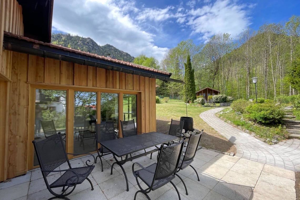 Gemütliche Terrasse mit Bergblick, ideal für Erholung und Naturgenuss – perfekt für den Schliersee-Urlaub.