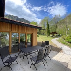 Gemütliche Terrasse mit Bergblick, ideal für Erholung und Naturgenuss – perfekt für den Schliersee-Urlaub.