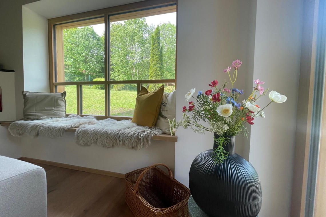 Gemütliches Zimmer mit Blick aufs Grüne, ideal für Entspannung und Naturgenuss – perfekt für Ihren Urlaub.