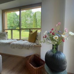 Gemütliches Zimmer mit Blick aufs Grüne, ideal für Entspannung und Naturgenuss – perfekt für Ihren Urlaub.