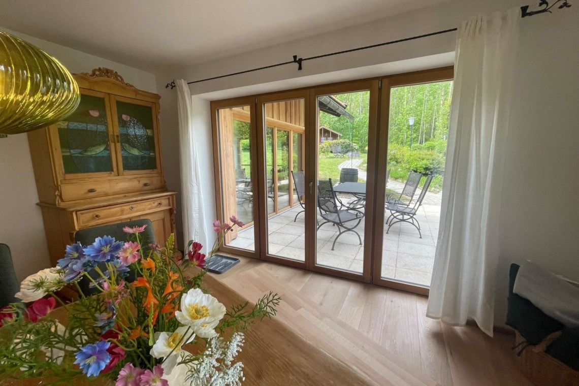 Gemütliches Ferienhaus am Schliersee mit Terrasse und Wald-Ausblick. Ideal für Natururlaub.