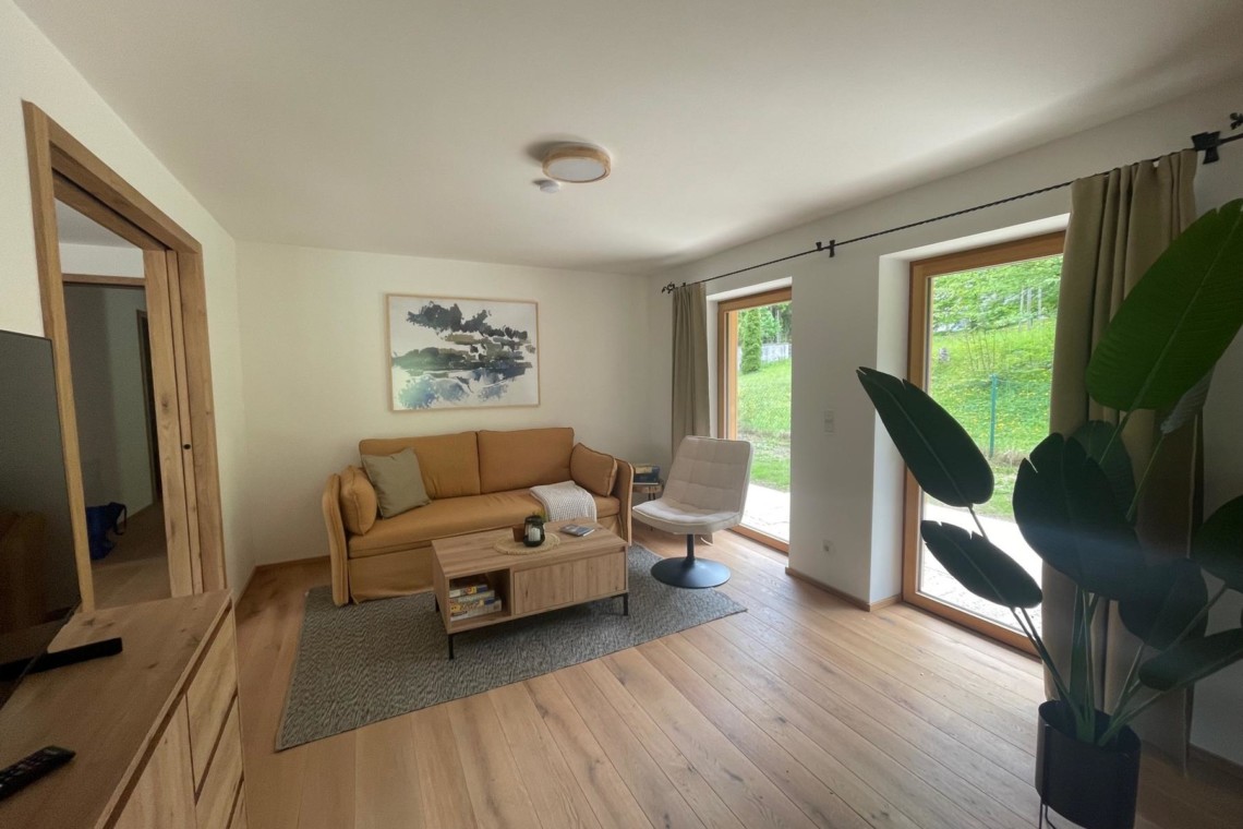 Gemütliches Ferienhaus mit stilvollem Wohnzimmer, Holzboden & Gartenblick. Ideal für entspannten Urlaub in Schliersee.