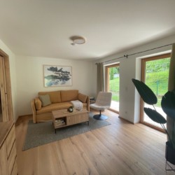 Gemütliches Ferienhaus mit stilvollem Wohnzimmer, Holzboden & Gartenblick. Ideal für entspannten Urlaub in Schliersee.