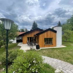 Gemütliches Ferienhaus in grüner Umgebung nahe Schliersee, ideal für Erholung und Naturgenuss.