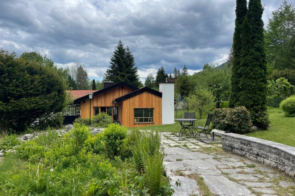 Idyllisches Ferienhaus mit Garten am Schliersee, ideal für einen entspannten Urlaub in der Natur.