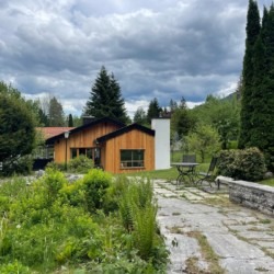 Idyllisches Ferienhaus mit Garten am Schliersee, ideal für einen entspannten Urlaub in der Natur.