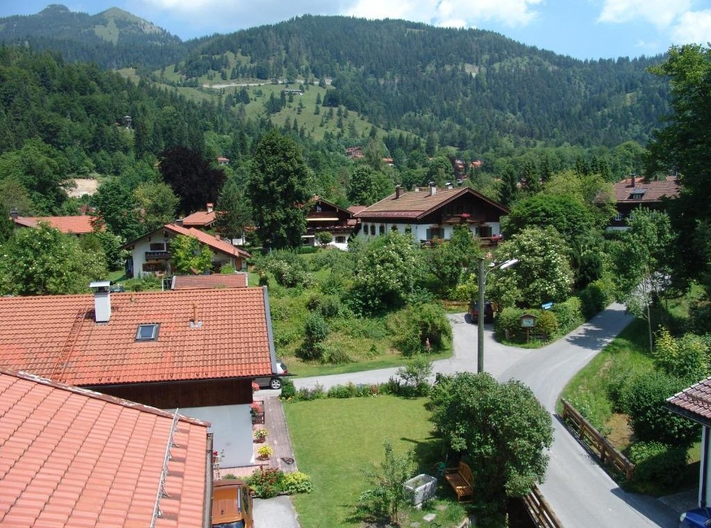 Idyllische Ferienwohnung "Die Königslinde" mit Bergblick, umgeben von Natur und traditioneller Architektur. Ideal für Erholung.