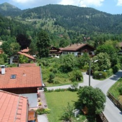 Idyllische Ferienwohnung "Die Königslinde" mit Bergblick, umgeben von Natur und traditioneller Architektur. Ideal für Erholung.