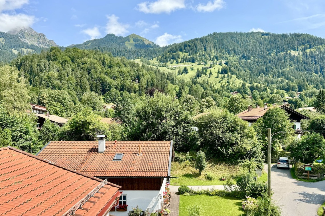 Atemberaubende Aussicht auf Berge und Natur von der Ferienwohnung "Die Königslinde Hochkreut" – ideal für Erholung.