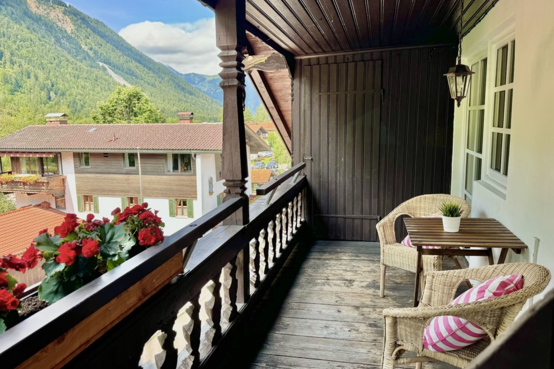 Gemütliche Balkonansicht mit Bergblick, perfekt für entspannte Stunden in einer Ferienwohnung.