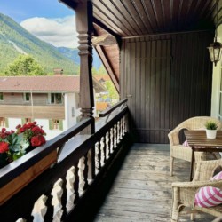 Gemütliche Balkonansicht mit Bergblick, perfekt für entspannte Stunden in einer Ferienwohnung.