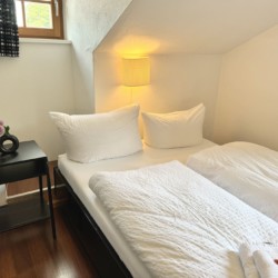 Gemütliches Zimmer in "Die Königslinde", ideal für Erholung und Entspannung, vermarktet von stayFritz.