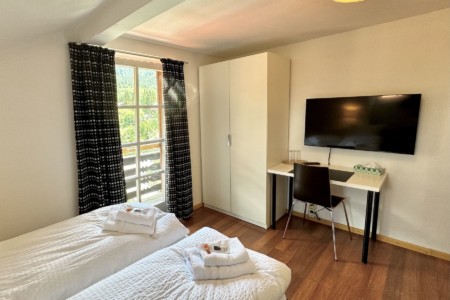 Gemütliches, helles Zimmer mit 2 Betten, TV und Schreibtisch nahe "Hochkreut". Ideal für Urlaub und Entspannung.