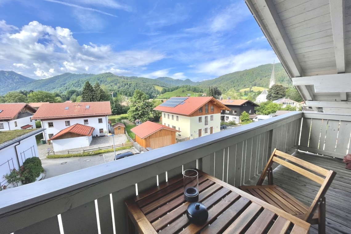 Gemütlicher Balkon mit Bergblick, ideal für Entspannung in der Ferienwohnung "Krainsbergkogel". Buchen Sie bei stayFritz.