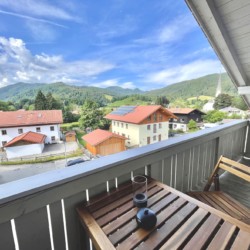 Gemütlicher Balkon mit Bergblick, ideal für Entspannung in der Ferienwohnung "Krainsbergkogel". Buchen Sie bei stayFritz.