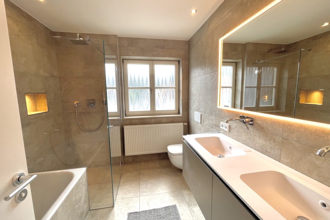 Moderne Ferienwohnung "Aschbergblick" Bad mit Dusche, Wanne & stilvollem Design. Ideal für Erholung!