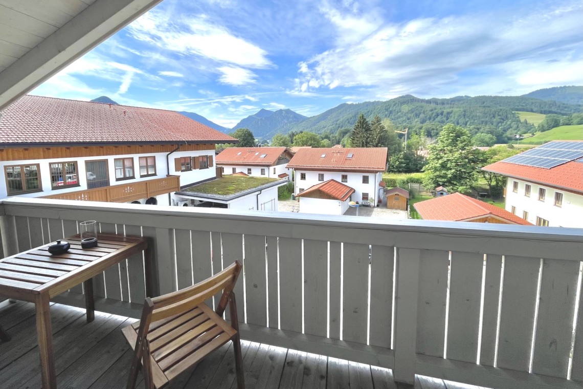 Gemütlicher Balkon mit Bergblick, ideal für Erholung in der Natur. Ideal für deine Auszeit!