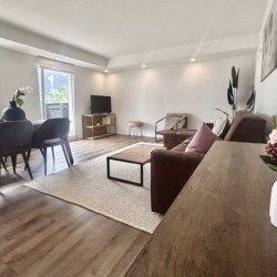 Helles, stilvolles Wohnzimmer mit modernen Möbeln und Bergblick – ideal für Entspannung am Spitzingsee.