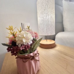 Gemütliche Ferienwohnung am Spitzingsee: stilvolle Einrichtung mit Blumendekor und moderner Lampe für eine entspannende Atmosphäre.