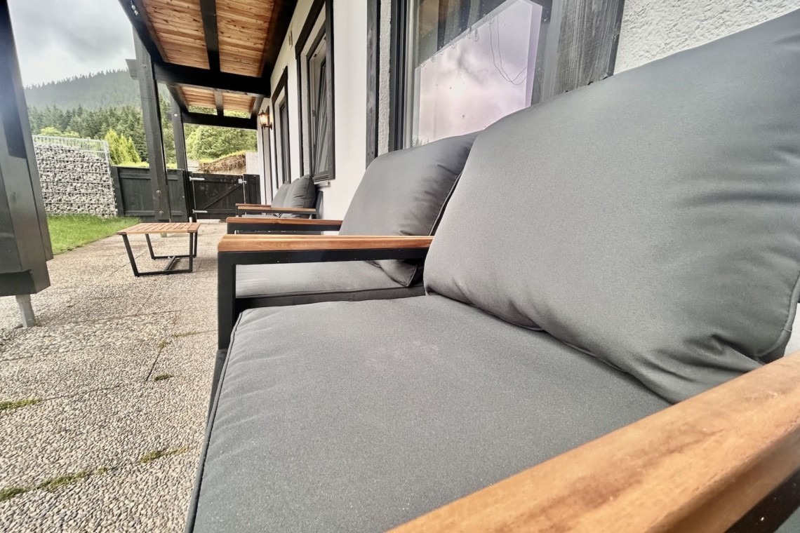 Gemütliche Terrassen-Lounge der Ferienwohnung Seeruhe am Spitzingsee für entspannte Urlaubsmomente.