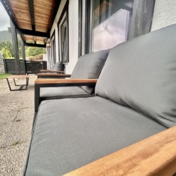 Gemütliche Terrassen-Lounge der Ferienwohnung Seeruhe am Spitzingsee für entspannte Urlaubsmomente.